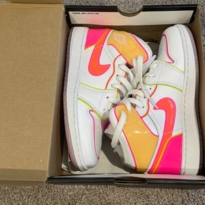 in great condition. fits women's 6.